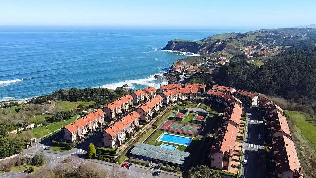 Õhuvaade - Terraced House with Pool in Comillas