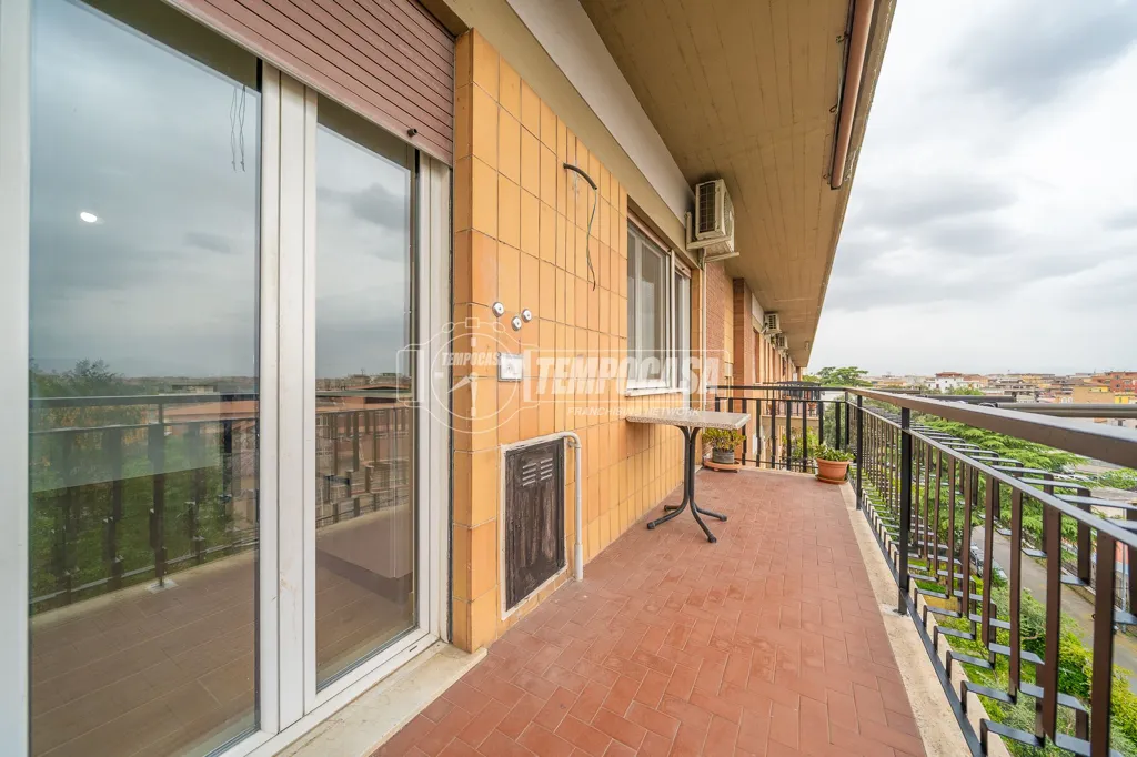 Rõdu - Ristrutturato Flat with Balcony in Centocelle
