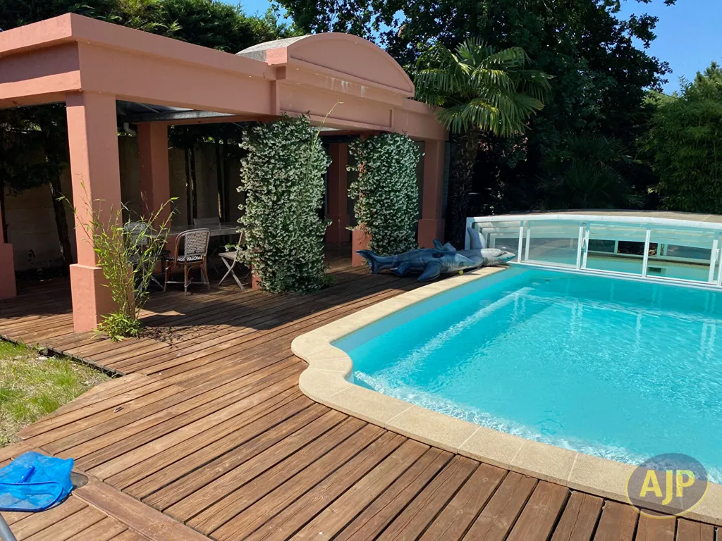 Pool - Exceptional House with Pergola in Merignac