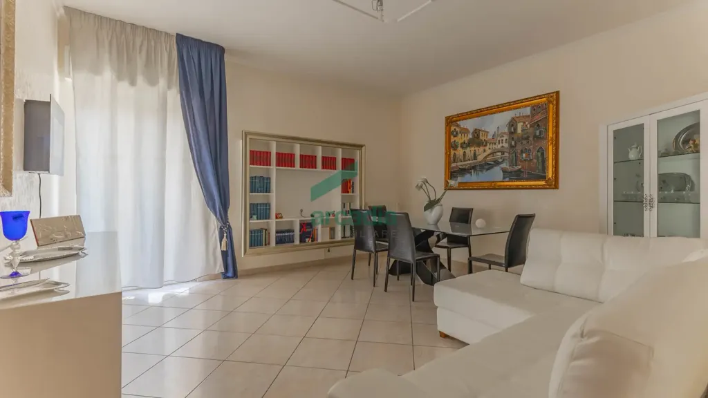 Séjour - 4-Bedroom Apartment with Balcony in Bari