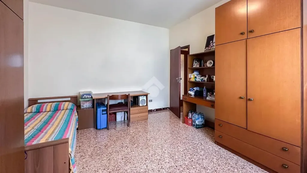 Chambres - Three-Bedroom Apartment with Balcony in Carpi