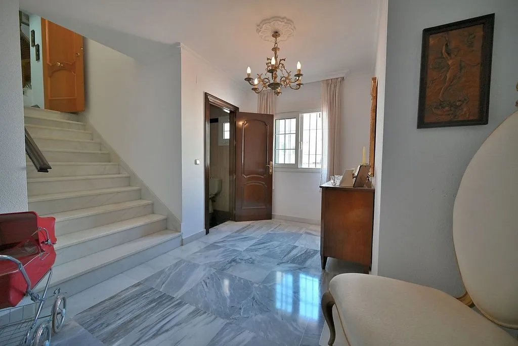Esik - Corner Townhouse with Private Terrace in Fuengirola