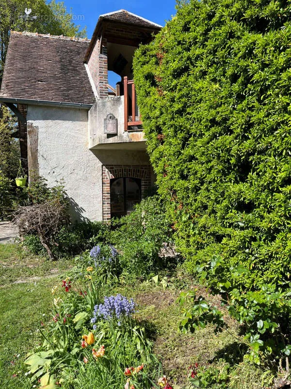 Aed - Charming Two-Home Property with Garden in Sens