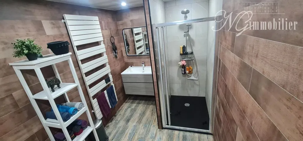 Salles de bain - Maison Neufchef avec Piscine Intérieure