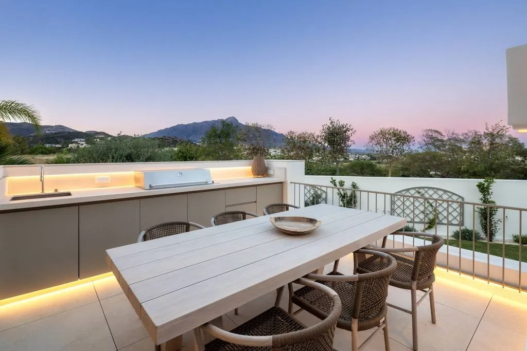 Terrasse - Mediterranean Villa with Mountain Views in Marbella