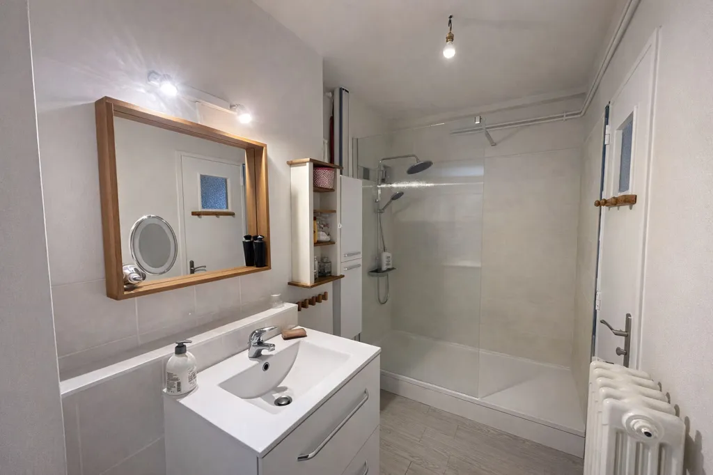 Salles de bain - Appartement Lumineux avec Cuisine Moderne à Saint-Nazaire