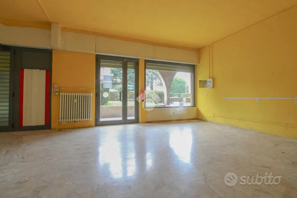 Pièces - Office with Large Windows in Mozzo