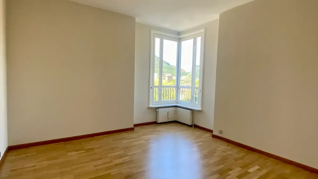 Rooms - Bright Apartment with Balcony in Como