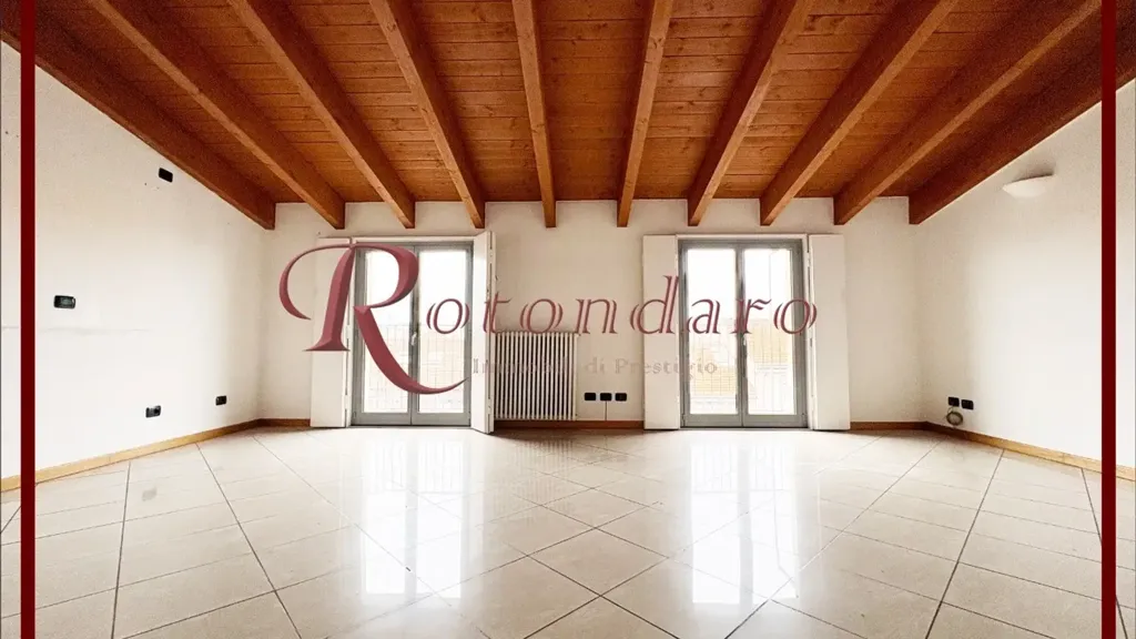 Pièces - Mansarded Flat with Balcony in Milan