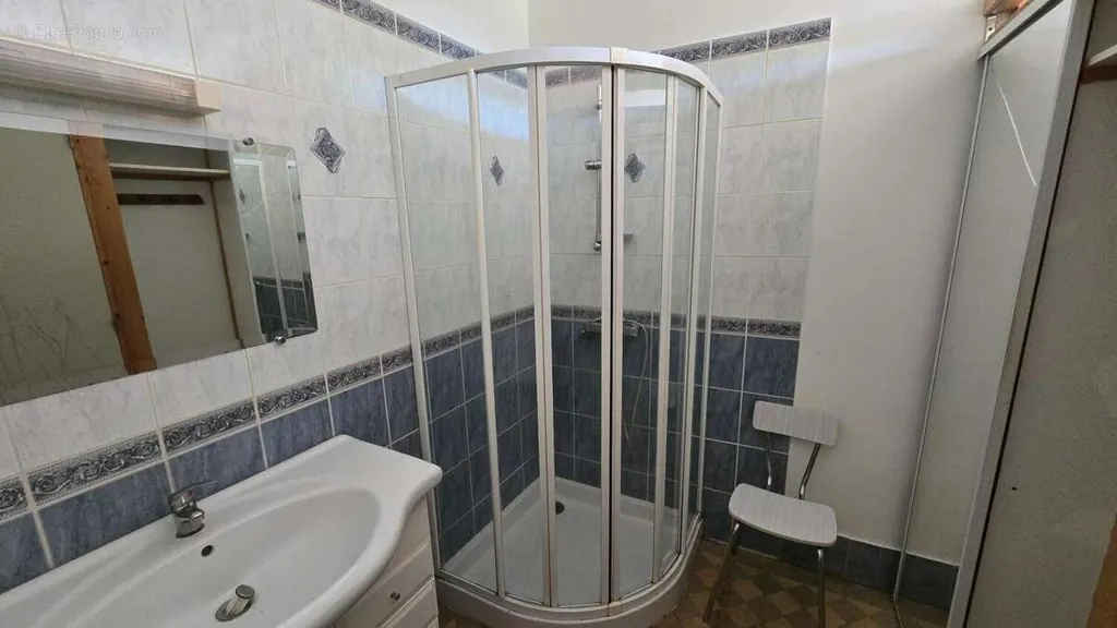 Salles de bain - Maison de Caractère avec Terrain Arboré à Bouresse
