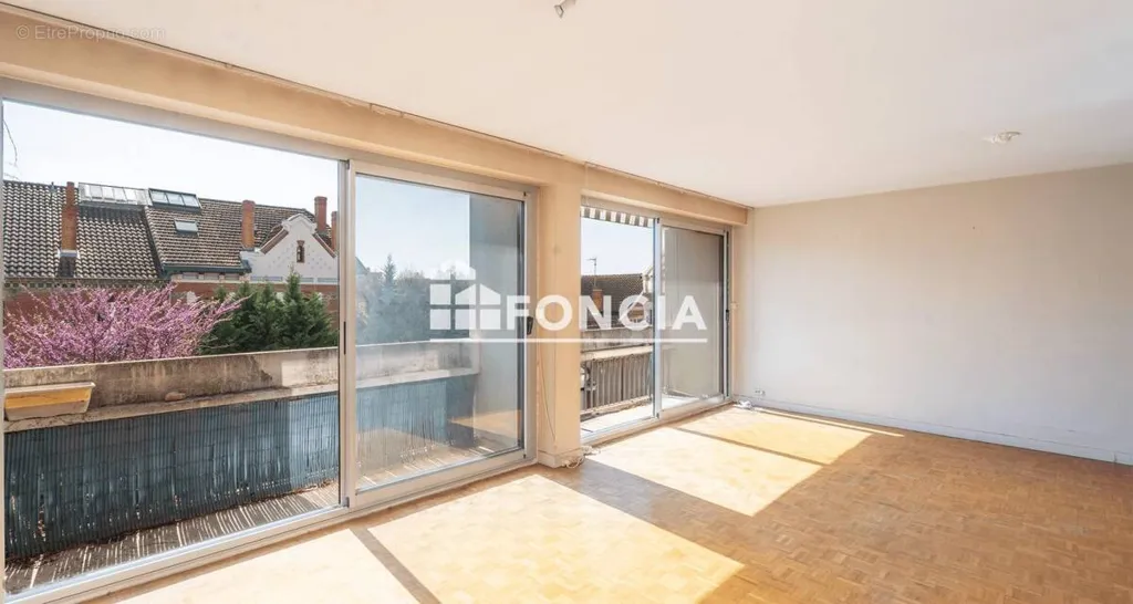 Terrazza - Spacious T3 with Balcony in Central Location