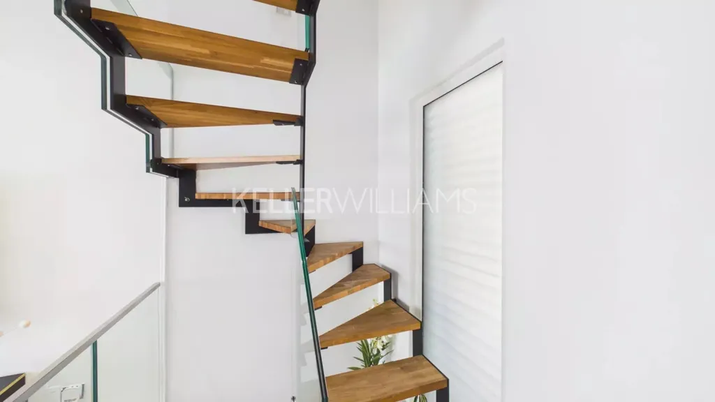 Pièces - Maison Rénovée de 9 Pièces à Rumelange