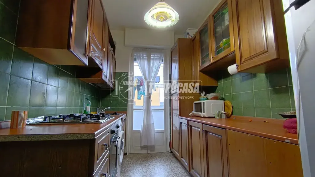 Cuisine - Four-Room Apartment with Balcony in Biella