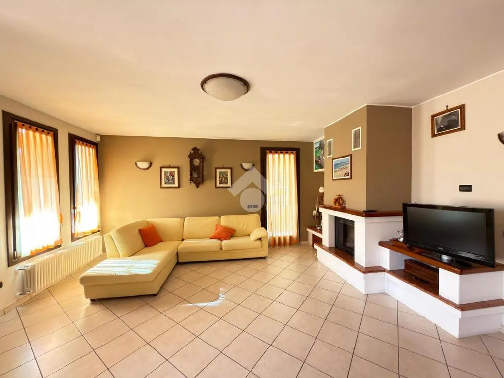 Séjour - Corner Semi-Detached Villa with Garden in Castel Goffredo