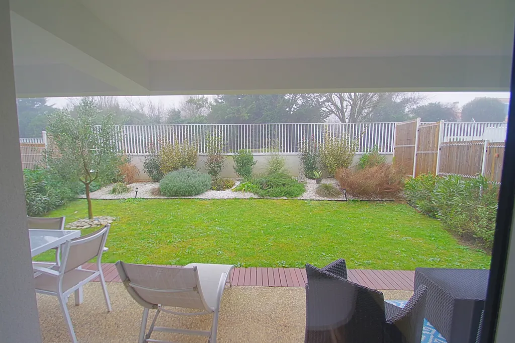 Aed - Contemporary Flat with Garden in Lagord