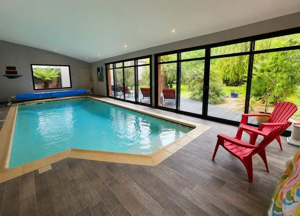 Bassein - Architectural House with Pool in Pont L'Abbé