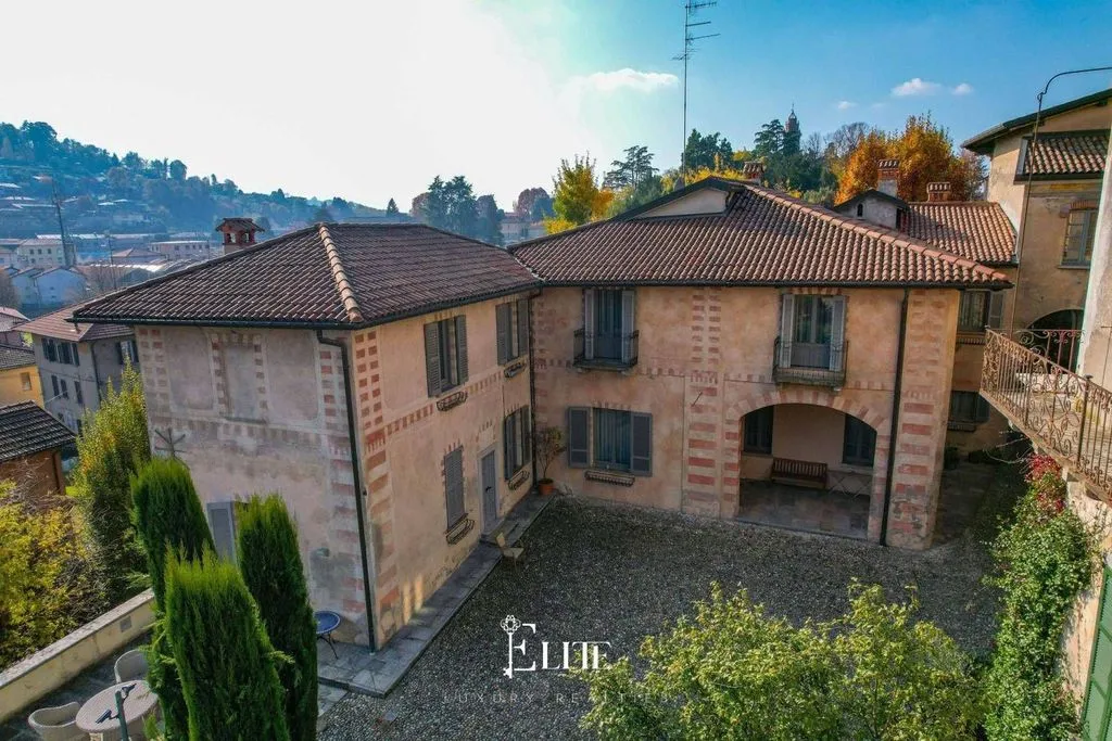 Õhuvaade - Historic Villa with Private Garden in Azzate