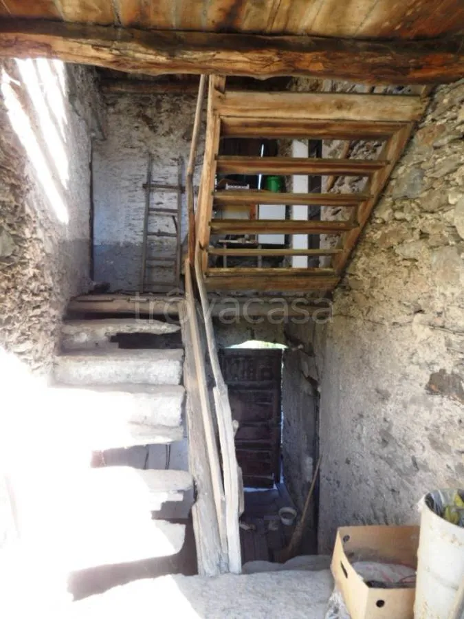 Pièces - Rustic Property with Balcony in Colico