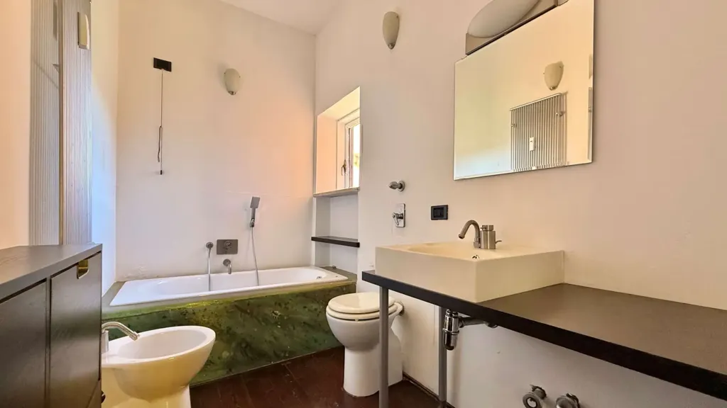 Bathrooms - Trilocale with Balcony in Milan