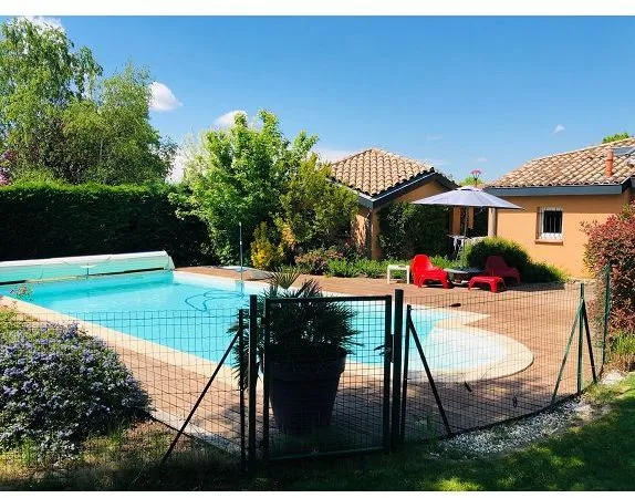 Bassein - Contemporary House with Pool in Quiet Setting