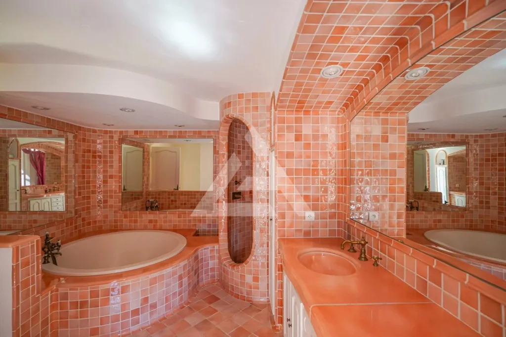 Salles de bain - Villa Provençale avec Jardin et Piscine à Saint-Paul-de-Vence