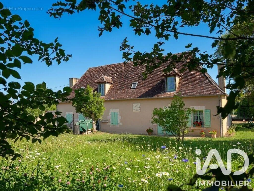 Aed - Two-Part House with Garden in Antigny