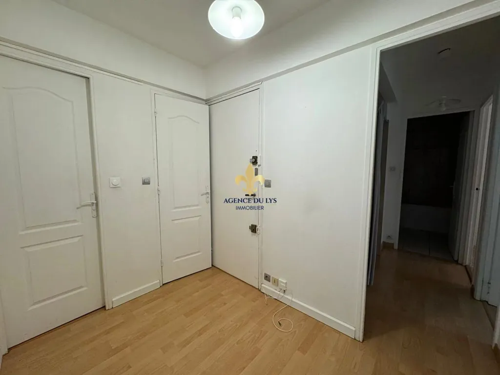 Chambres - Appartement 3 Pièces avec Balcon à Chantilly