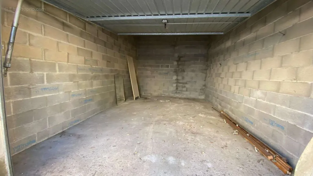 Garage - Garage with Storage Space in Lézignan-Corbières