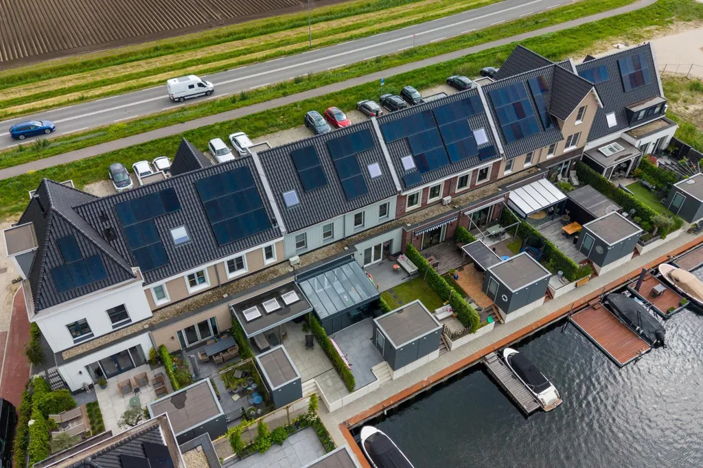 Õhuvaade - Modern Terraced House with Waterfront in Zeewolde