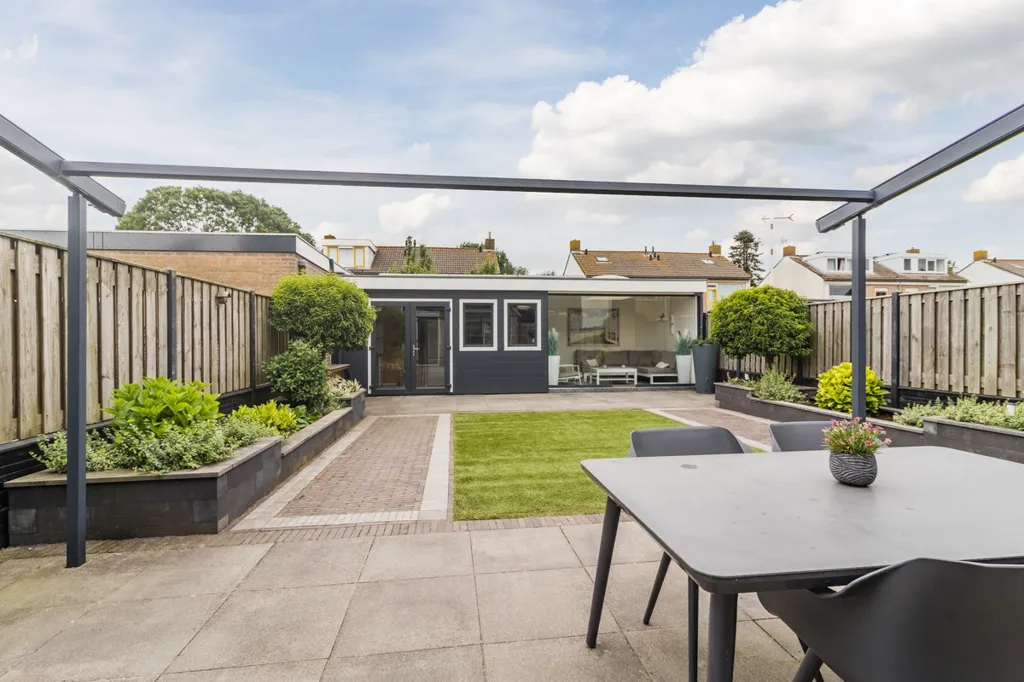 Giardino - Two-Storey House with Solar Panels in Abbenes