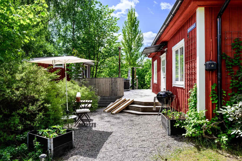 Jardin - Charming Red Cottage with Garden in Samuelsdal