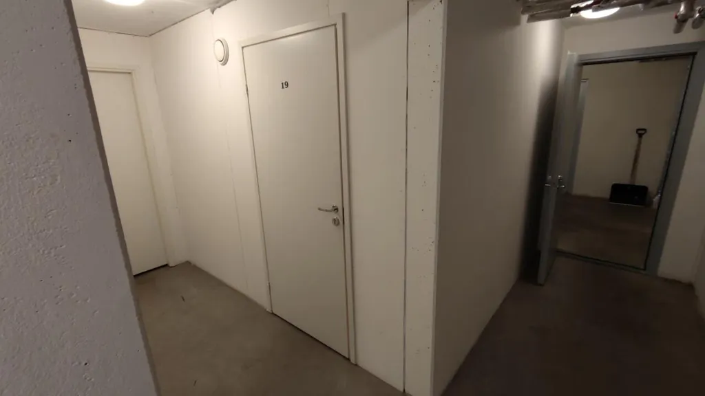 Entrée - Two-Bedroom Apartment with Balcony in Central Location