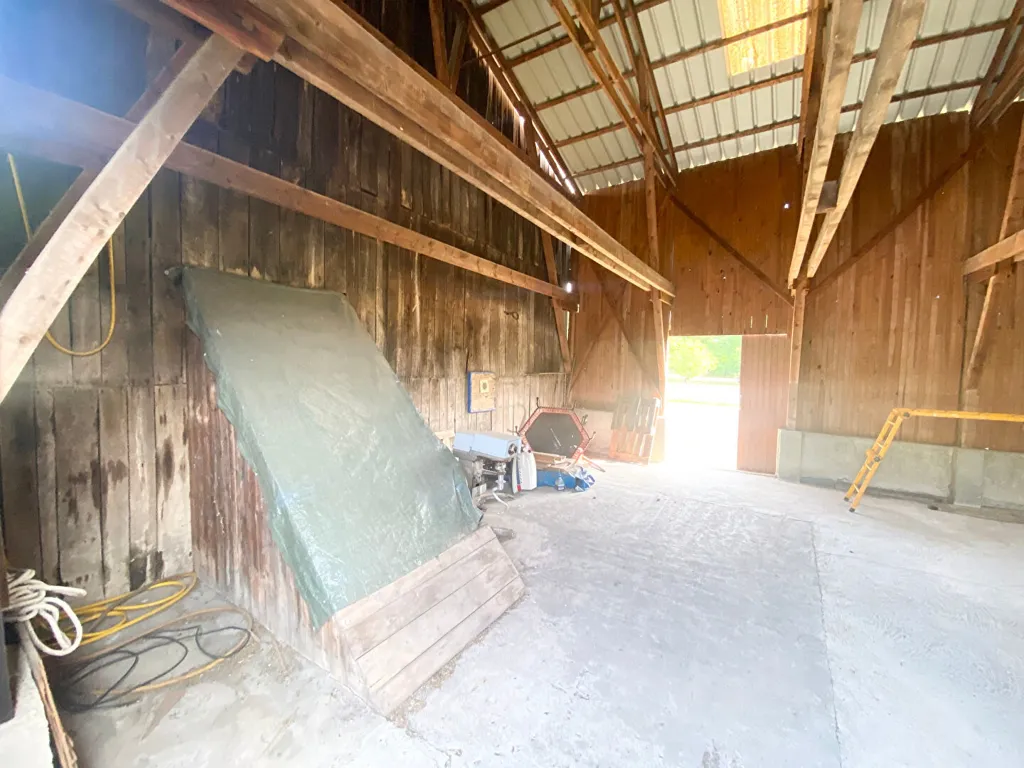 Garaaž - Hangar with Potential for Expansion in La Buissière