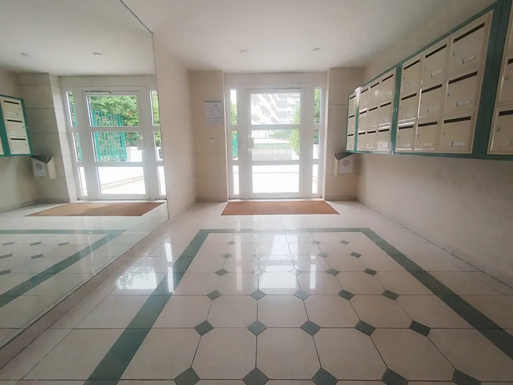 Esik - Flat with West-Facing Terrace in Franconville