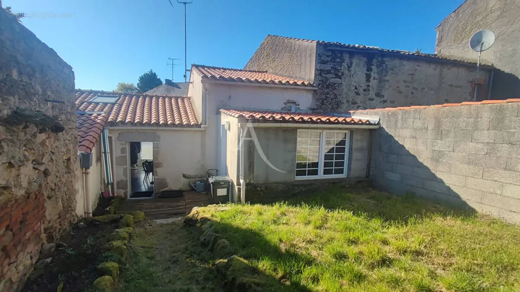 Aed - Pebble Cottage with Garden in Palluau