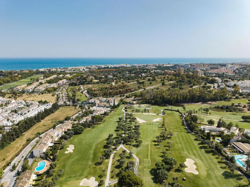 Õhuvaade - Renovated Townhouse with Golf View in Marbella