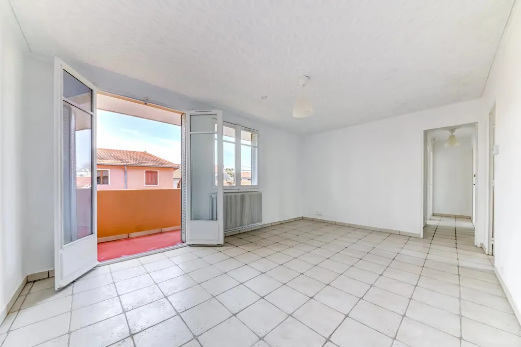 Toad - Renovated 4-Bed Flat with Balcony in Lyon 8