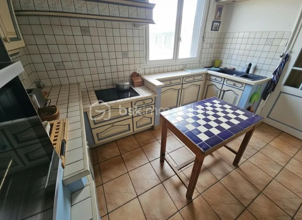Köök - Characterful Apartment with Garage in Roanne Centre