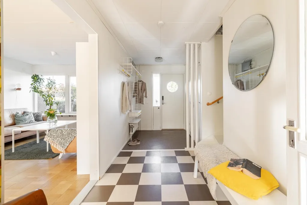 Esik - Detached House with Garden in Mariebo