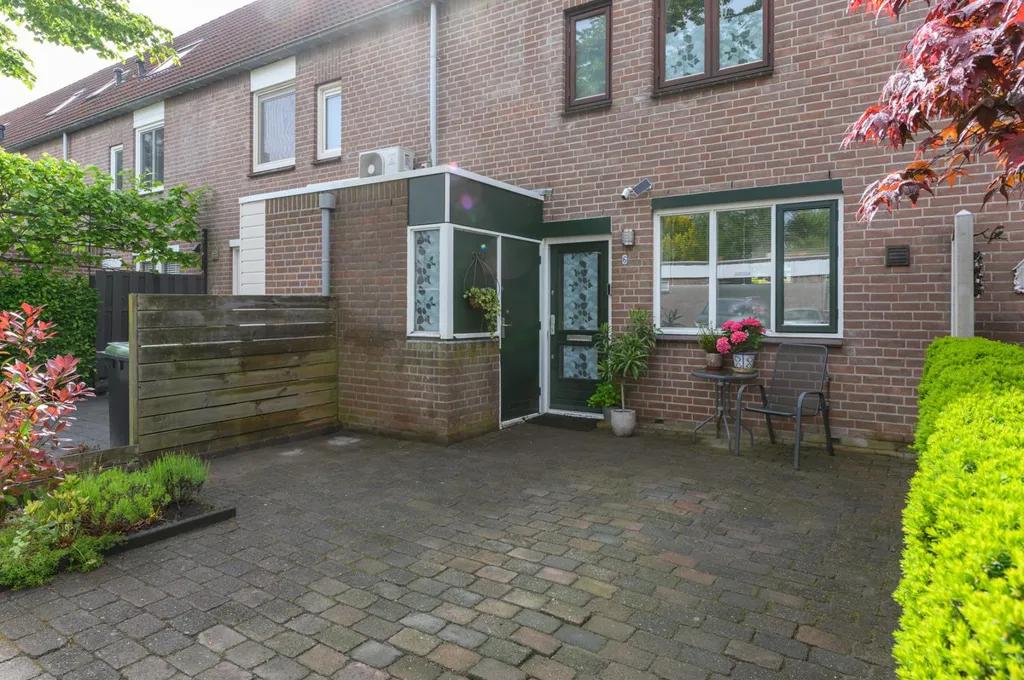 Välivaade - Spacious 5-Bedroom House with Deep Garden in Almere