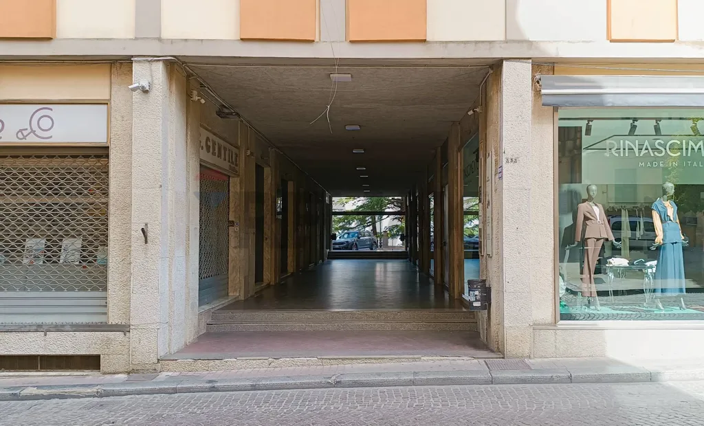 Välivaade - Commercial Space with Vitrines in Enna Centre