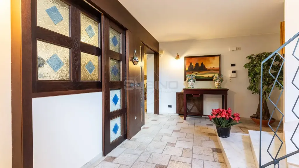 Esik - Villa with Garden in Siracusa