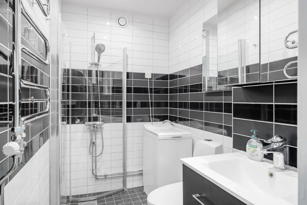 Vannitoad - Apartment with Western Balcony in Solna