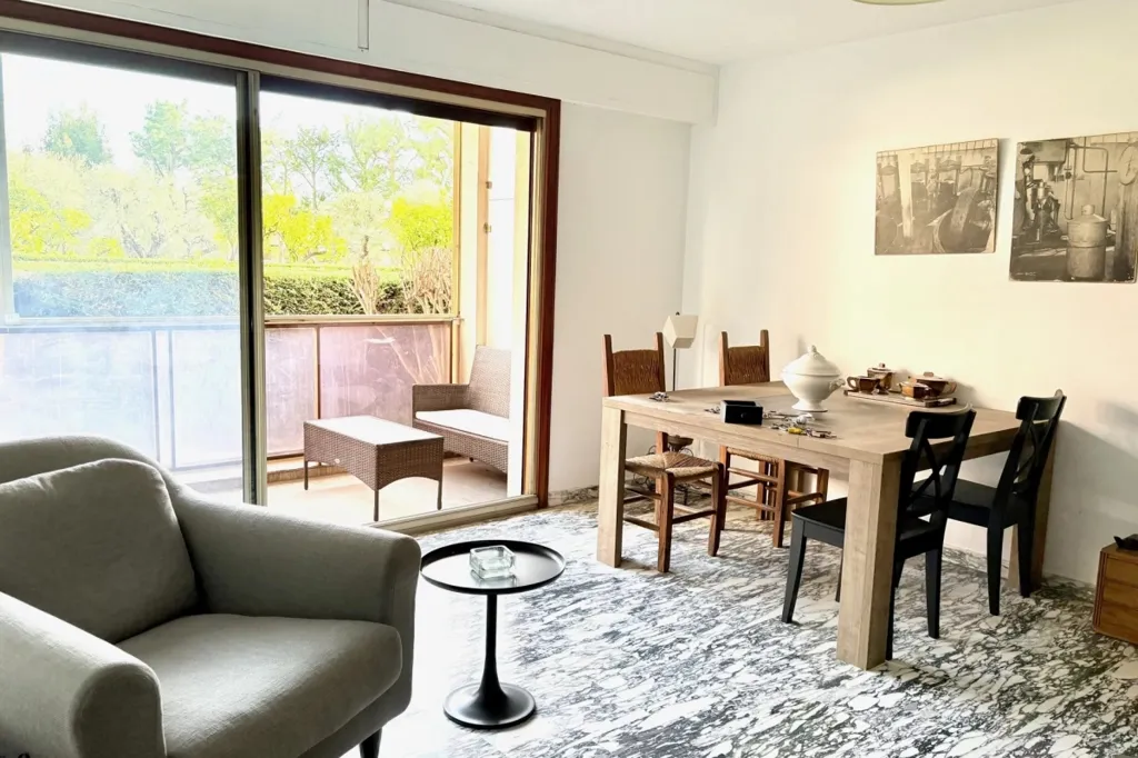 Séjour - Appartement 3 Pièces avec Balcon à Nice