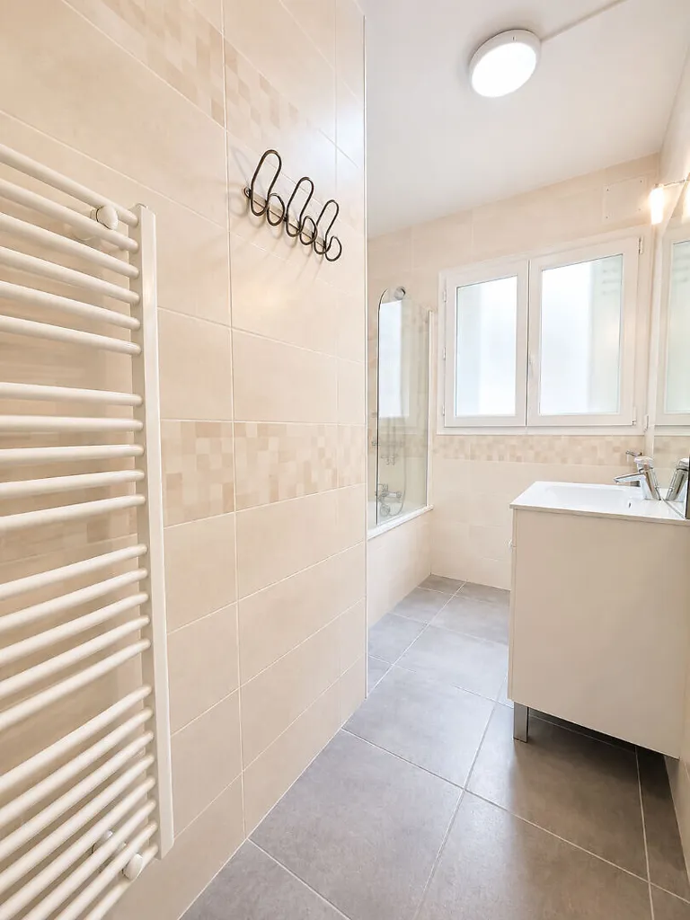 Salles de bain - Appartement Rénové avec Balcon à Orléans
