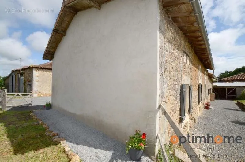 Extérieur - Ferme Rénovée avec Grand Jardin à Cherves-Châtelars