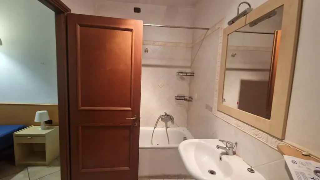 Salles de bain - Modern Flat with Balcony in Florence