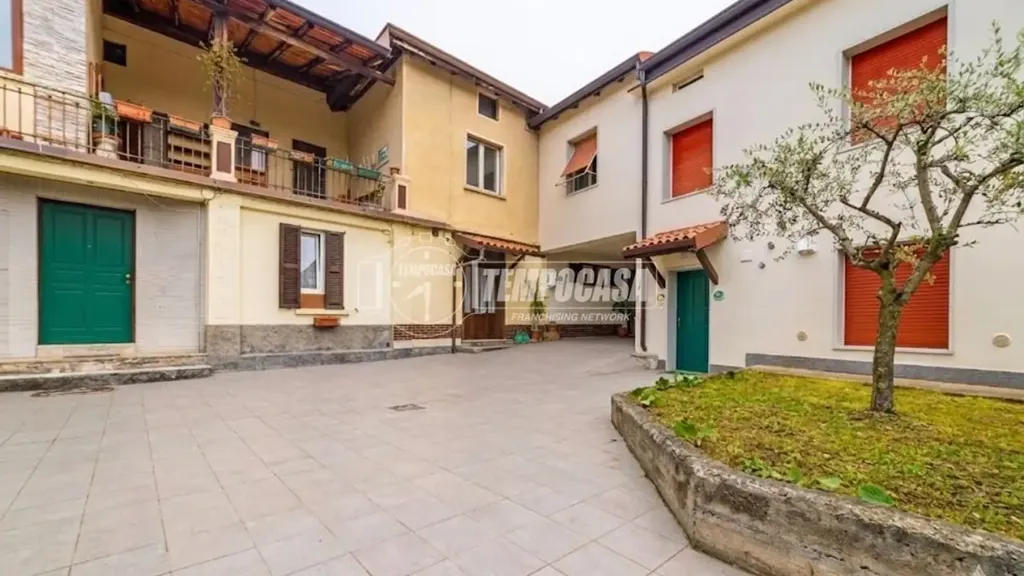 Garden - Three-Bedroom Flat with Garden in Seriate
