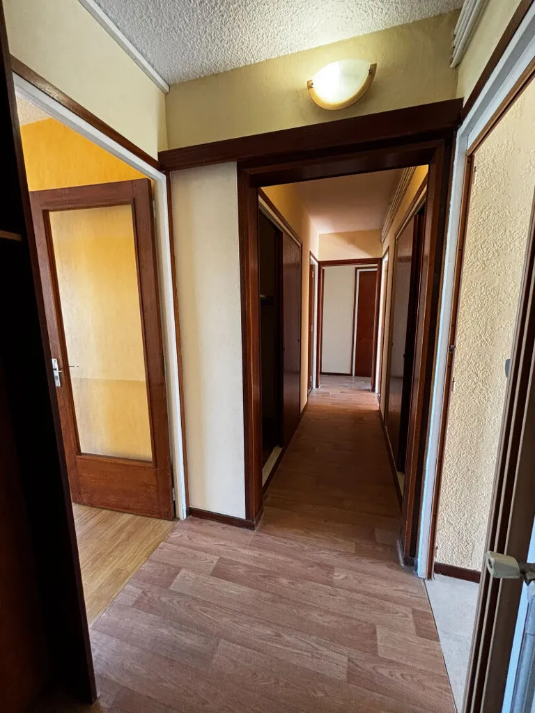 Hallway - City Centre 3-Bed Flat with Parking in Montauban