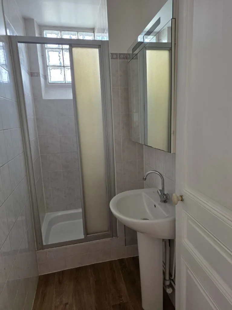 Salles de bain - Appartement Lumineux avec Digicode à Saint-Louis